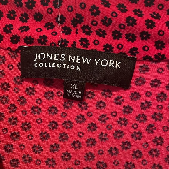 Sleeveless pink with black flowers Top - Picture 2 of 5